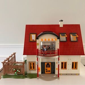 Playmobile suburban house 4278 from city line and furniture 2009